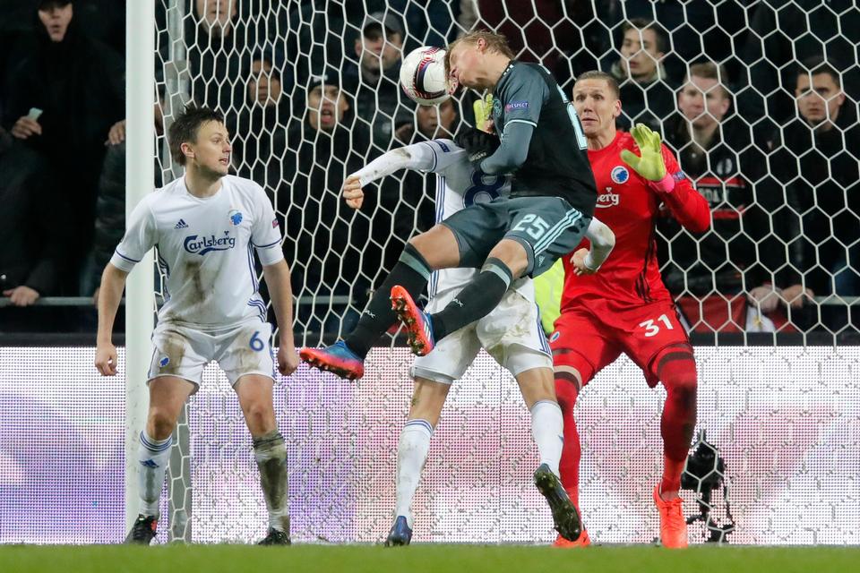 Europa League 1/8-finale i Parken: FCK - Ajax. Ajaxs Kasper Dolberg forsøger sig foran FCKs William Kvist, Uros Matic og Robin Olsen. Målet bliver dog annuleret. 