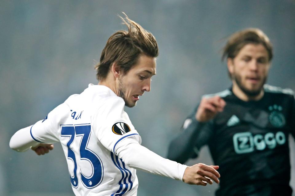 Europa League 1/8-finale i Parken: FCK - Ajax. FCKs Rasmus Falk går forbi Ajaxs Lasse Schöne og scorer til 1-0. 