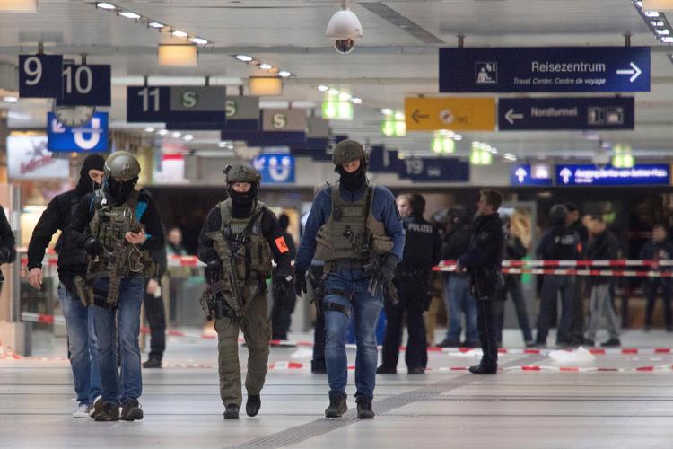 Politiets specialstyrker rykkede i aftes ud, da en mand gik løs med en økse på banegården i Düsseldorf. Foto: Federico Gambarini/ AP 