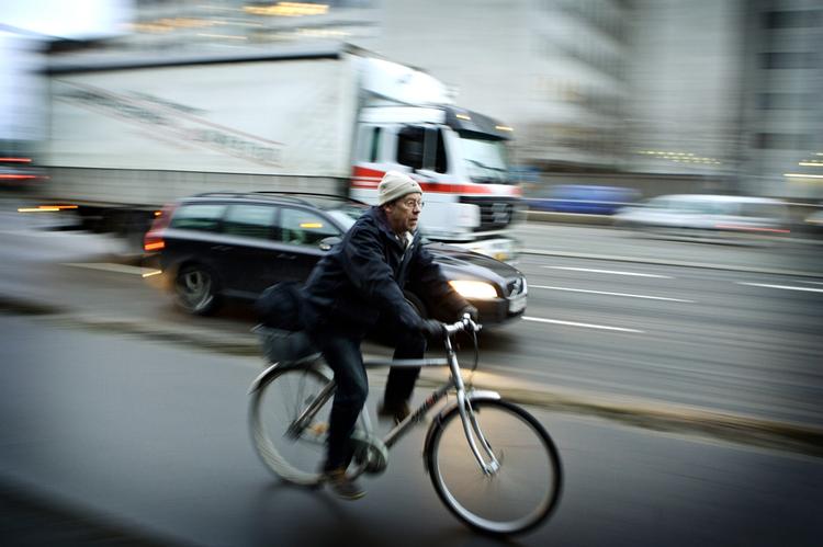 Europæiske ministre og organisationer er utilfredse med EU-Kommissionens indsats for at få gjort bilerne mere sikre og dermed mindske risikoen for bløde trafikanter. 