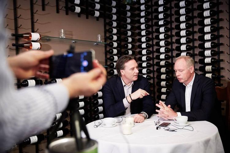 Når de to politiske nørder Peter Mogensen og Michael Kristiansen selv laver deres program, er det overraskende nemt, siger Michael Kristiansen. Det foregår med iPhone i  hjemmestudiet - herreværelset på restaurant Bdr. Price. 