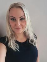 Rikke Louise Andersen tog dog sagen i egen hånd efter at en mand havde blottet sig for hendes datter ved en butik  Hun tog billeder med sin mobil af overvågning fra butikken, som en ansat viste hende. Privatfoto