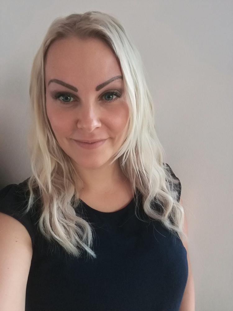 Rikke Louise Andersen tog dog sagen i egen hånd efter at en mand havde blottet sig for hendes datter ved en butik  Hun tog billeder med sin mobil af overvågning fra butikken, som en ansat viste hende. Privatfoto