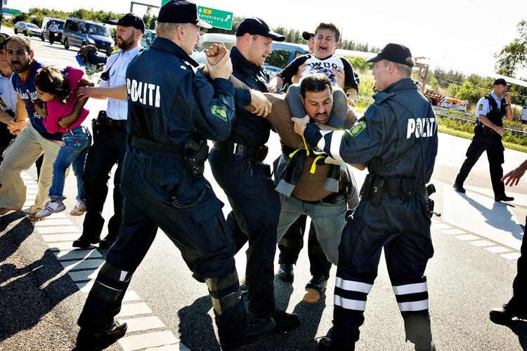 Dette er et af de billeder, fotograf Martin Lehmann nåede at tage af flygtningene på motorvejen, inden han blev anholdt og ført væk. 

 