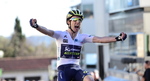 Simon Yates jubler efter at have ført sin dristige solooffensiv sejrrigt til ende. Foto: A.S.O./A. Broadway. 