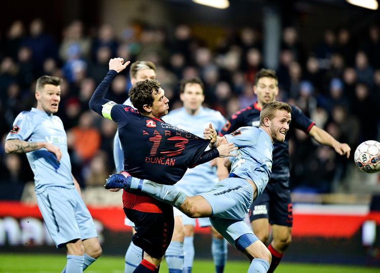 Matchen i Randers var præget af et hav af frispark. Her er AGF’s Morten ’Duncan’  Rasmussen (i midten)  i clinch med Jonas Bager.  