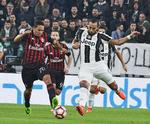 Juventus' Medhi Benatia (th) og Milans Carlos Bacca i kamp om bolden.  