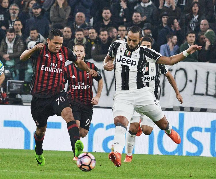 Juventus' Medhi Benatia (th) og Milans Carlos Bacca i kamp om bolden.  