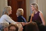 Ivanka Trump (t.h.) ser ud til at få en fin forretning ud af at blive droppet af butikskæden Nordstrom. 