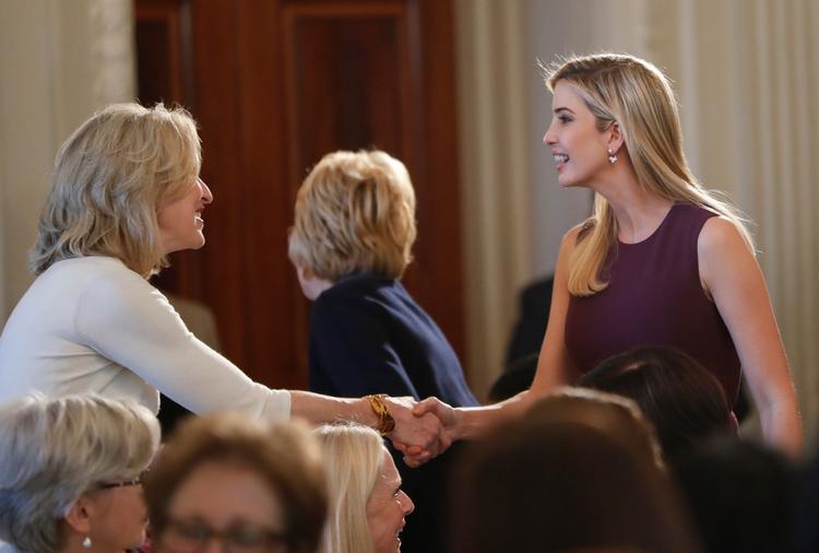 Ivanka Trump (t.h.) ser ud til at få en fin forretning ud af at blive droppet af butikskæden Nordstrom. 