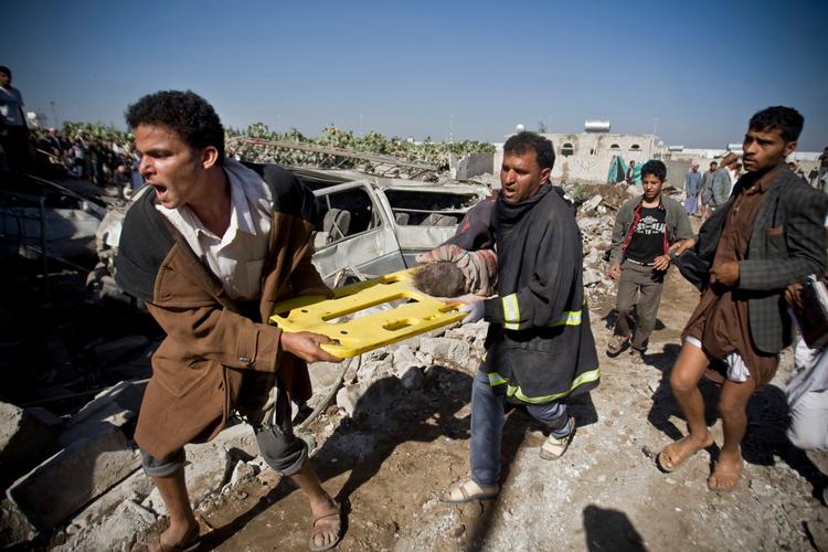 Barn gravet fri af ruinerne efter et saudisk bombeangreb i Yemen (Arkivfoto: AP/Hani Mohammed) 