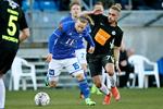 Jeppe Kjær beskytter bolden og ser ud til at vinde en duel med Viborgs Alexander Jakobsen. Kjær er meget energisk, aggressiv og vaks i sit spil. 