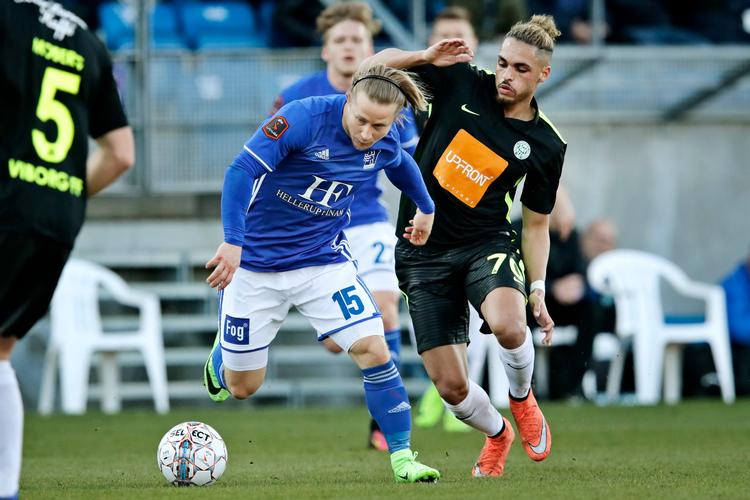 Jeppe Kjær beskytter bolden og ser ud til at vinde en duel med Viborgs Alexander Jakobsen. Kjær er meget energisk, aggressiv og vaks i sit spil. 
