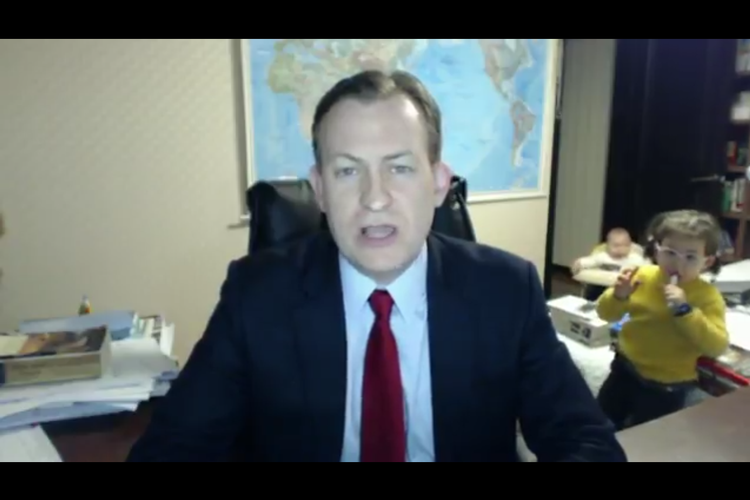 Statskundskabprofessoren Robert E. Kelly, havde nok ikke regnet med at hans interview til BBC World ville ende som det gjorde. Nok heller ikke, at det nu er blevet set over 69 millioner gange på Facebook. Foto: Screendump fra Twitter 