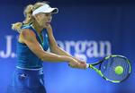 Caroline Wozniacki - her under sin succesrige anstregnelser i Dubai for nylig - afgav kun tre partier i sin første kamp ved Indian Wells-turneringen. 