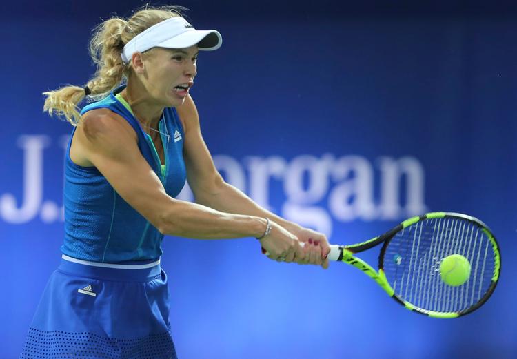 Caroline Wozniacki - her under sin succesrige anstregnelser i Dubai for nylig - afgav kun tre partier i sin første kamp ved Indian Wells-turneringen. 