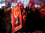 Cirka 2.000 støtter af Tyrkiets præsident Erdogan var på gaden i nat i Rotterdam. 