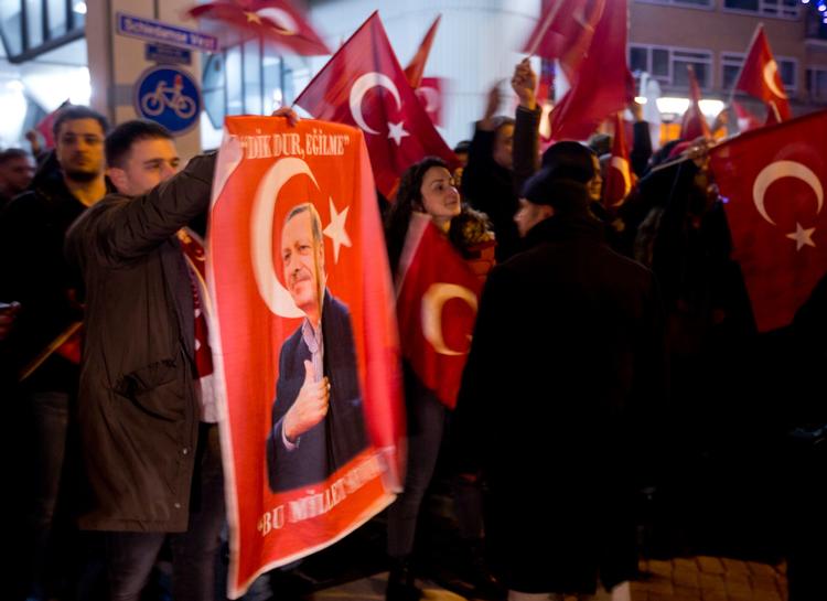 Cirka 2.000 støtter af Tyrkiets præsident Erdogan var på gaden i nat i Rotterdam. 