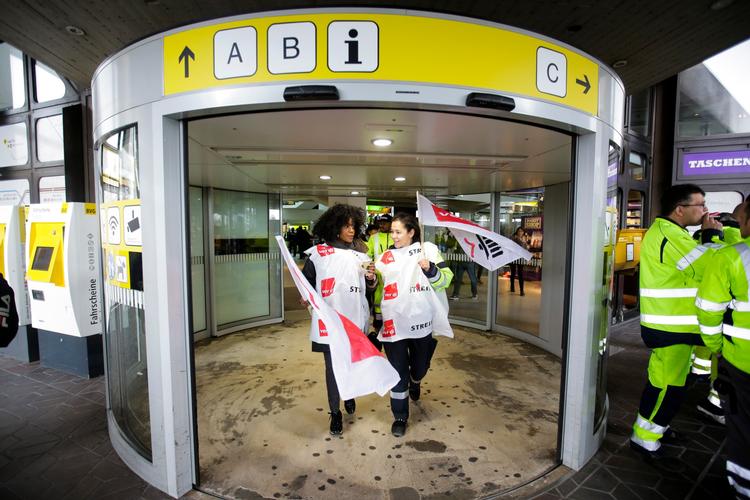 Strejkende ansatte forlader Tegel lufthavnen i Berlin. Mandag morgen er der igen 24 timers strejke i Berlins to lufthavne.  