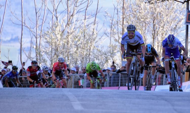 Verdensmesteren Peter Sagan lægger kræfterne i og holder Thibaut Pinot bag sig i finalen på 5. etape i Tirreno-Adriatico. Foto: La Presse-D'Alberto/Ferrari. 