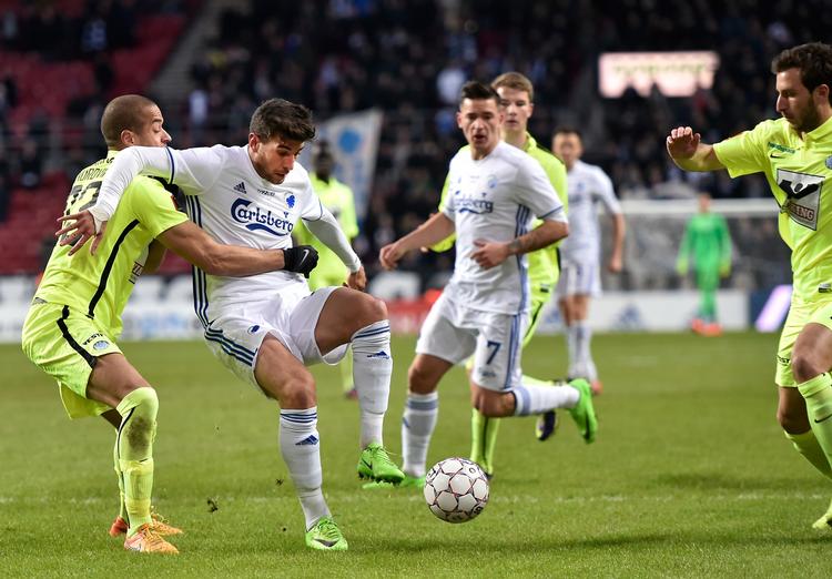 Esbjergs Andreas Nordvik tager godt fat i FC Københavns Andrija Pavlovic under søndagens opgør i Parken, der gav ny FCK-sejr. 