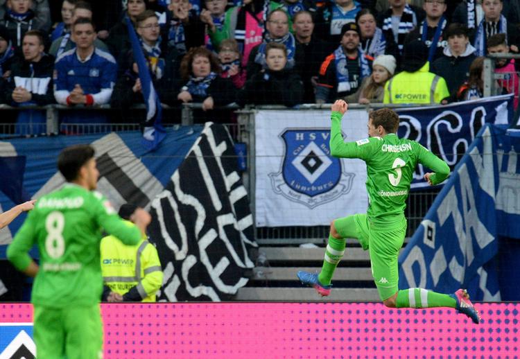 Andreas Christensen springer triumferende i vejret efter have bragt Gladbach foran, men han og holdet kom ned på jorden igen.  