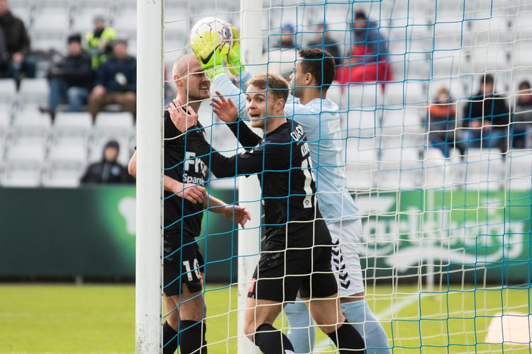 SønderjyskE var tæt på at øge 1-0-føringen mod OB i Odense. Her er det OB-målmand Sten Grytebust, der redder helt inde på stregen
 