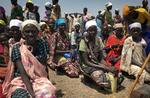 Sydsudan er hårdt ramt af både tørke og krig. På dette billede fra tidligere på måneden venter sydsudanere på nødhjælp. 