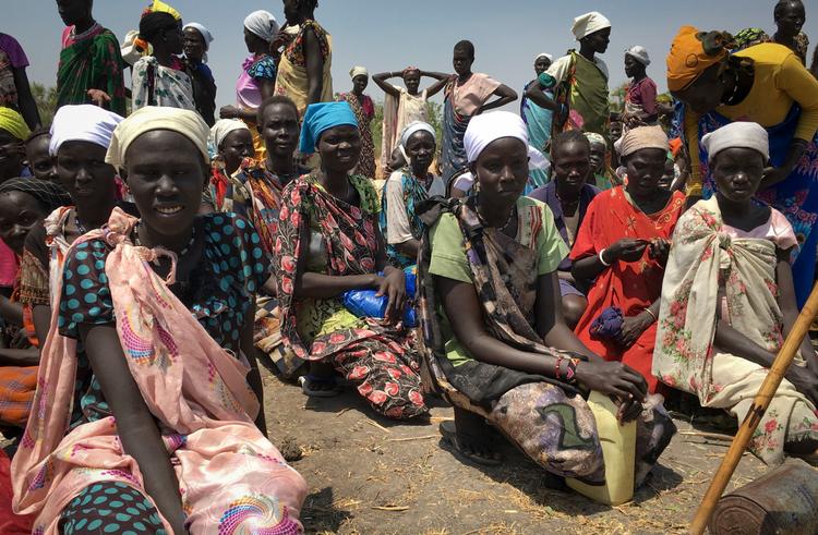 Sydsudan er hårdt ramt af både tørke og krig. På dette billede fra tidligere på måneden venter sydsudanere på nødhjælp. 