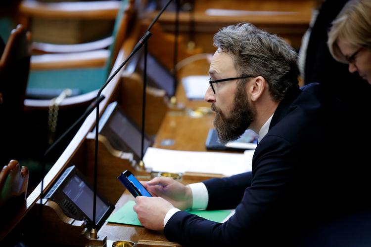 Transportminister Ole Birk Olesen (LA) skal tirsdag morgen forklare sig over for  Folketingets partier. Uanset om han rider stormen af, er det et tegn på, at hans stil irriterer oppositionen. 