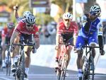 Fernando Gaviria har sin egen specielle sejrsgestus, når han er suset først over stregen - et kys på det ene håndled. For Peter Sagan var der i dag kun brug for et lykønskende håndtryk til colombianeren. Foto: La Presse-D'Alberto/Ferrari. 