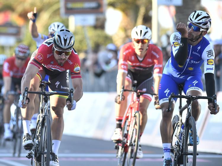 Fernando Gaviria har sin egen specielle sejrsgestus, når han er suset først over stregen - et kys på det ene håndled. For Peter Sagan var der i dag kun brug for et lykønskende håndtryk til colombianeren. Foto: La Presse-D'Alberto/Ferrari. 