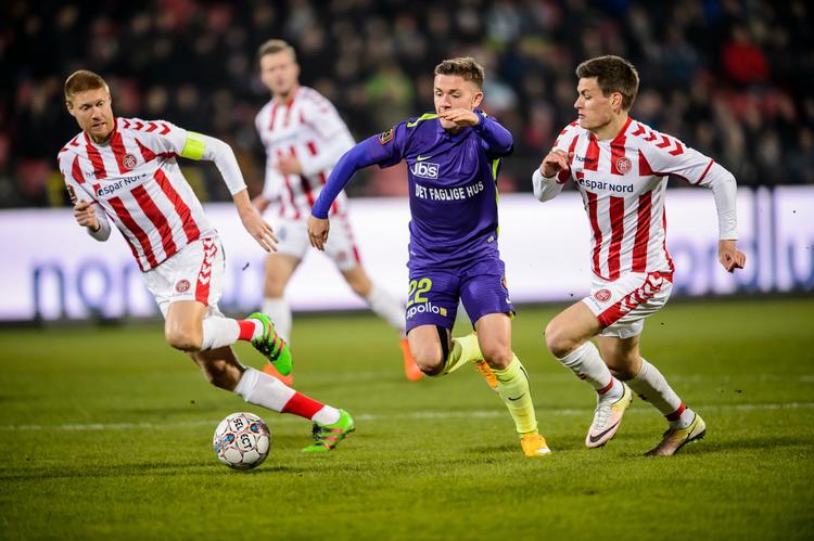 Mikkel DueLund fra FCM i midten jagter bolde forfulgt af de to AaB-spillere Joakim Mæhle (31) og Markus Holgersson (5) (AaB). 