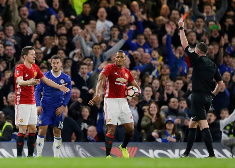 Manchester Uniteds Ander Herrera får det røde kort af kampens dommer, Michael Oliver.  