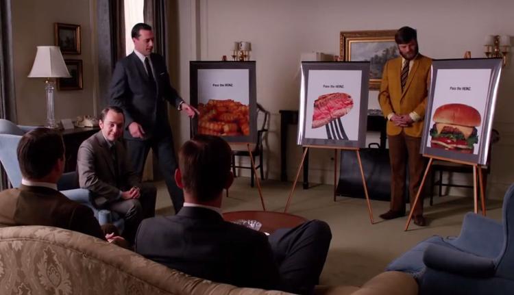 Don Draper forsøger at sælge reklamekampagnen 'Pass the Heinz' til cheferne fra ketchupgiganten.  