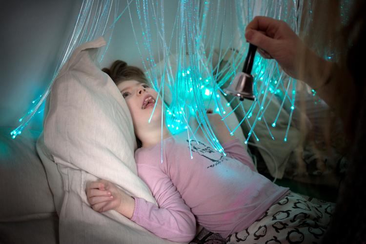 Silke på 7 år har meningitis og er svært hjerneskadet. Hendes forældre har ligesom mange andre familier med handicappede børn oplevet stort rod i sagsbehandlingen på Borgercenter Handicap: Regninger der forsvinder, ubegrundede stop af udbetalte ydelser, lange ventetider.  
