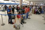 Flypassagerer i hele USA kommer til at mærke snestormen, der rammer i nordøst. Her står aflysningsramte  passagerer i Miami i kø for at blive ombooket. 