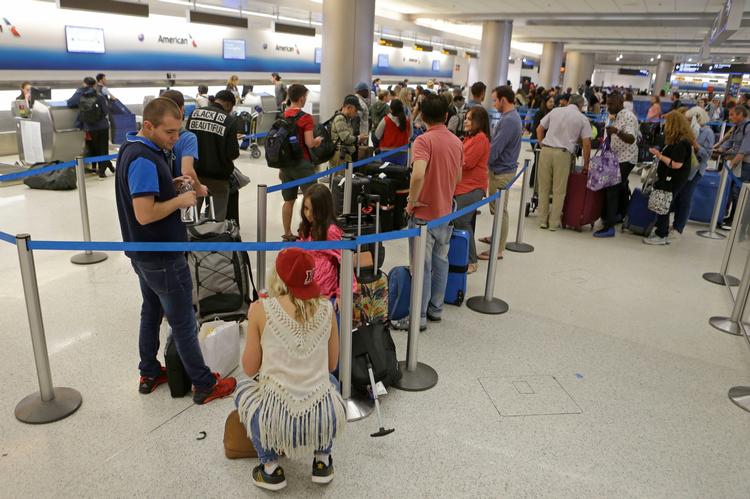 Flypassagerer i hele USA kommer til at mærke snestormen, der rammer i nordøst. Her står aflysningsramte  passagerer i Miami i kø for at blive ombooket. 