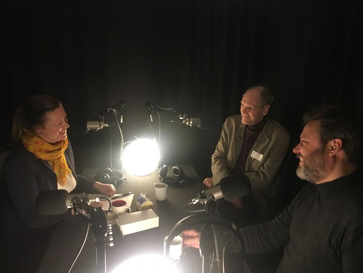 Der var Sarah Bernard-kager på bordet til snakken om kulturpolitik i denne udgave af Kestlers Kaffeklub, hvor Poul Bache, mangeårig topembedsmand i Kulturministeriet, og Politikens musikredaktør for jazz og klassisk musik, Thomas Michelsen, var gæster.  