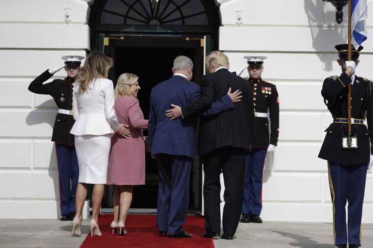Præsident Donald Trump og førstedame Melania Trump havde besøg af Israels premierminister Benjamin Netanyahu og hans kone Sara i Det Hvide Hus i Washington for en måned siden. Nu har Trump også inviteret den palæstinensiske leder Mahmoud Abbas. 
