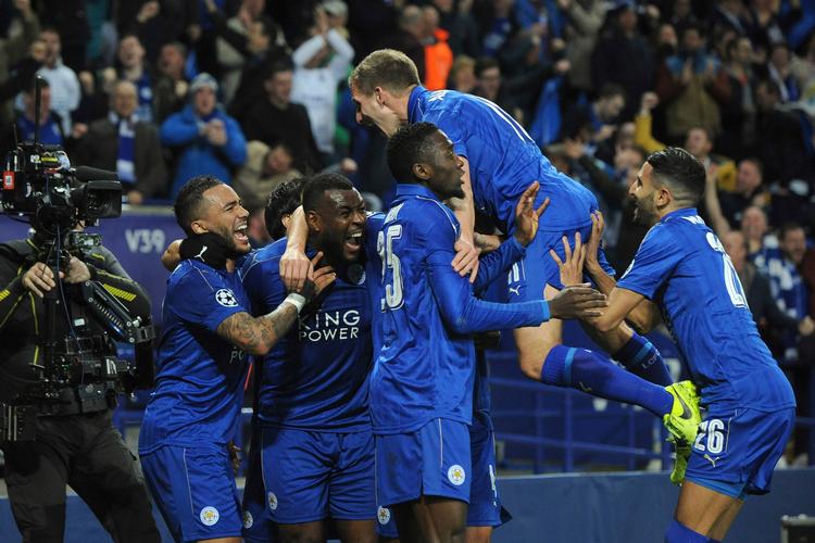 Wes Morgan fik besøg af holdkammeraterne, da han havde scoret.   