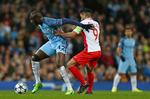 I baggrunden ser Sergio Agüero til, mens Yaya Touré med sine lange arme og store fysik let afviser Monacos berømte målmager Radamel Falcao under den første ottendedelsfinale på Etihad. 