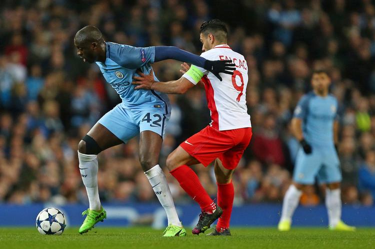 I baggrunden ser Sergio Agüero til, mens Yaya Touré med sine lange arme og store fysik let afviser Monacos berømte målmager Radamel Falcao under den første ottendedelsfinale på Etihad. 