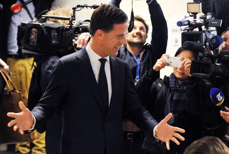 Hollands premierminister Mark Rutte var i højt humør, da han i dag afgav sin stemme. Trods stor tilbagegang tyder meget på, at Mark Rutte og hans borgerligt liberale parti VVD også efter dagens valg vil have premierministerposten 