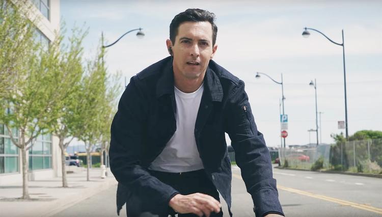 Til efteråret kommer der en version af 'Trucker'-jakken i Levi's 'The Commuter'-serie, der kan forbinde sig til din smartphone og styre musik, navigation m.m., alt sammen med et strøg på ærmet.  