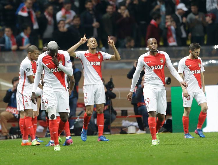 Monaco Fabinho (i midten) scorede til 2-0.  