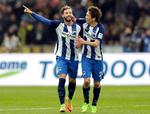 Hertha Berlins Marvin Plattenhardt fejrer sin anden scoring i kampen mod Dortmund lørdag. Han og klubben sagsøger nu Alternative für Deutschland for at tweete et billede med ham og en mand, Plattenhardt ikke vidste, var AfD-politiker. 