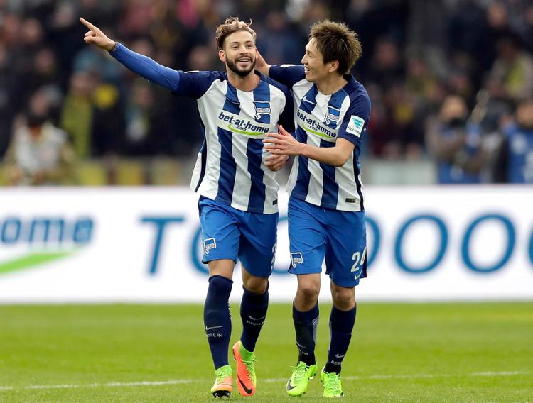 Hertha Berlins Marvin Plattenhardt fejrer sin anden scoring i kampen mod Dortmund lørdag. Han og klubben sagsøger nu Alternative für Deutschland for at tweete et billede med ham og en mand, Plattenhardt ikke vidste, var AfD-politiker. 