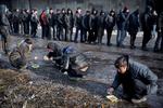 Flere tusinde flygtninge og migranter har været strandet i Serbien, fordi Kroatien og Ungarn møder dem med hegn, så de ikke kan komme videre til EU-nabolandene.  