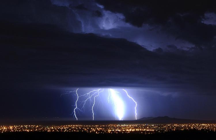 Det lyner over  Palmdale i Californien. USA er et land, der ofte byder på fascinerende vejrfænomener. 
 